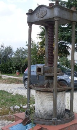antico frantoio per olio in ferro